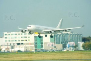a340 belgium landing chopin airport.JPG