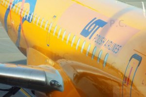 details for modellers yellow polish embraer 195.JPG