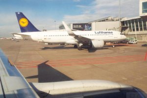 d-ainh lufthansa logo reflection wing sp-lnn.JPG