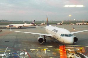 pll lot and lufthansa chopin airport october 2019.JPG