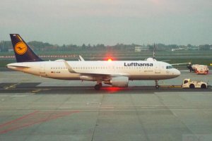 lufthansa d-aium red stroboscope light czerwone swiatlo.JPG
