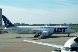 boeing b 787 drealiner jet sp-lra pll lot.JPG