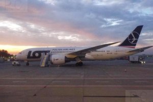 lot polish airlines b 787 dreamliner sp-lrc warsaw dawn.JPG