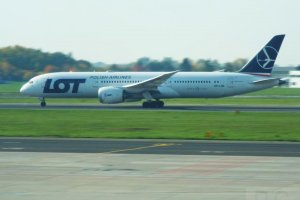 chopin airport dreamliner sp-lsb lotnisko chopina 15. 10. 2019.JPG