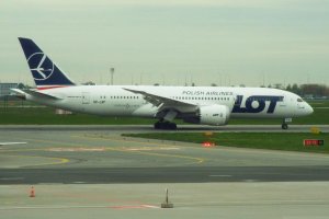 boeing b 787 dreamliner sp-lrf polish airlines chopin airport.JPG