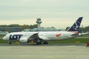 polish dreamliner flashes her red stroboscope lights.JPG