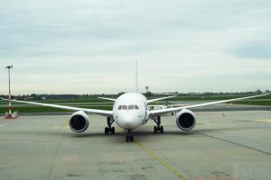 boeing b 787 polish airlines front view.JPG