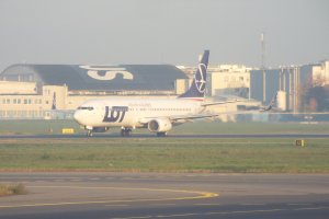 b 737 lot warszawa
