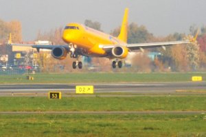 sp-lno pll lot embraer 195 canary yellow jet kanarkowy odrzutowiec.JPG