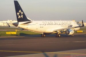 sp-lio star alliance polish airlines embraer 175 warsaw airport.JPG