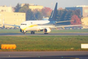 pll lot b 737 white yellow black livery.JPG