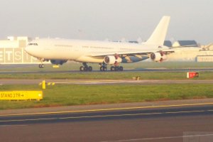 belgijski airbus a340 na lotnisku fryderyka chopina.JPG