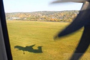 airplane shadow bombardier q400 cien samolotu.jpg