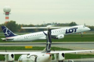 embraer 195 pll lot sp-lng startuje z warszawy.JPG