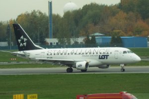 embraer 170 sp-ldk 2019 operacje lotnicze lotnisko chopina.JPG