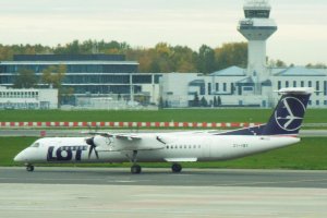 bombardier q400 oy-yby pll lot chopin airport radar.JPG