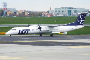 bombardier q400 sp-eqb chopin airport 17. 10. 2019.JPG