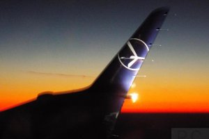 night flight pll lot logo embraer 170 sp-ldi.JPG