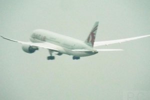 departure in rain qatar b 787 start w deszczu.JPG