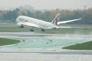 operacje lotnicze na lotnisku chopina listopad 2019 qatar b 787.JPG