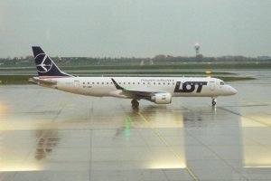 lot polish airlines embraer 190 sp-lmc.JPG