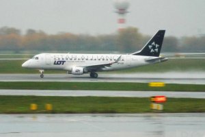 embraer 170 star alliance pll lot sp-ldk chopin airport poor weather take-off.JPG