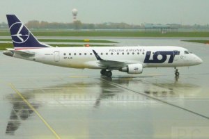 odbicie samolotu w mokrym lotnisku.JPG