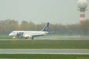 embraer 175 splid poor weather arrival chopin airport sp-lid.JPG