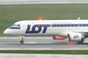 embraer 195 red stroboscope lights.JPG