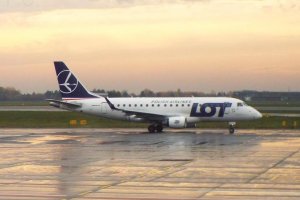 polish airlines embraer chopin pink sky november 2019.JPG