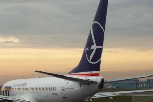 b 737 samolot lotnictwo chopin logo pll lot fotografia chmur.JPG