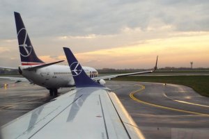 chopin airport yellow wavy lines.JPG