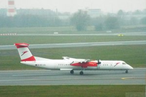 oe-lgl bombardier q400 oelgl airliner spotting chopin airport.JPG