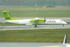 air baltic yl-baf przemyslaw chorazykiewicz q400.JPG
