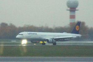 chopin lufthansa flight operations front undercarriage light.JPG