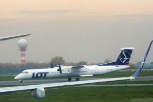 pink sky bombardier q400 sp-eqf lot polish airlines.JPG