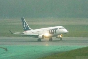 embraer jet poor weather landing at chopin airport december 2019.JPG