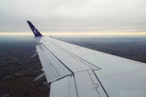 kolorowy pas horyzontu pod chmurami widziany z samolotu.JPG