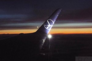 lot polish airlines crane logo embraer 170 sp-ldf.JPG