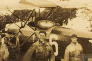 kolo samolotu hanriot 19 w kabinie zalogi.jpg