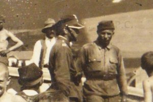 zolnierz garnizonu przemysl pilnuje szybowca.jpg