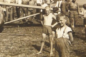 ciekawskie dzieci szybowiec przemysl curious kids glider.jpg