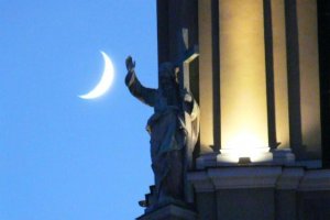 moon cathedral jesus christ sculpture przemyslaw chorazykiewicz lotnictwo.JPG