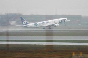 embraer 195 sp-lnc start w deszczu fotografia lotnictwo historia.JPG