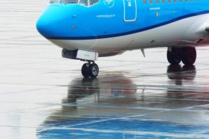 aviation photos special effects wet tarmac reflection blue b 737.JPG