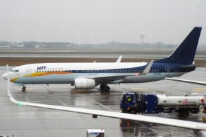 avgas truck chopin airport poland b 737 sp-lwg lot polish airlines.JPG