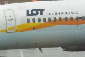 white yellow orange navy blue b 737 jet sp-lwg pll lot splwg.JPG