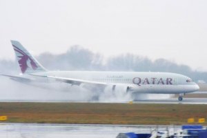 przylot samolotu b 787 qatar w deszczu.JPG