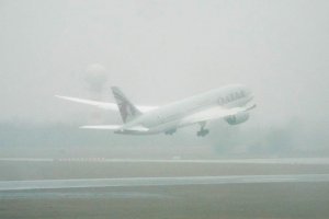 airliners a7-bdd boeing 787 epwa a7bdd waw chopin rain mist.JPG