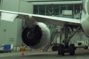 boeing b 787 engine undercarriage rear view splra pll lot.JPG